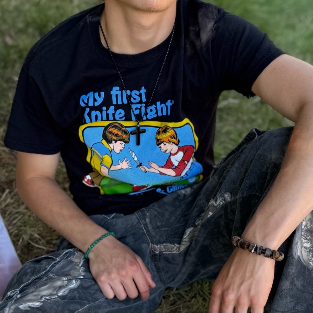 STEVEN RHODES MY FIRST KNIFE FIGHT MEN T SHIRT BOYS HOBBIES & GAMES SCOUT COMICS - Picture 4 of 16